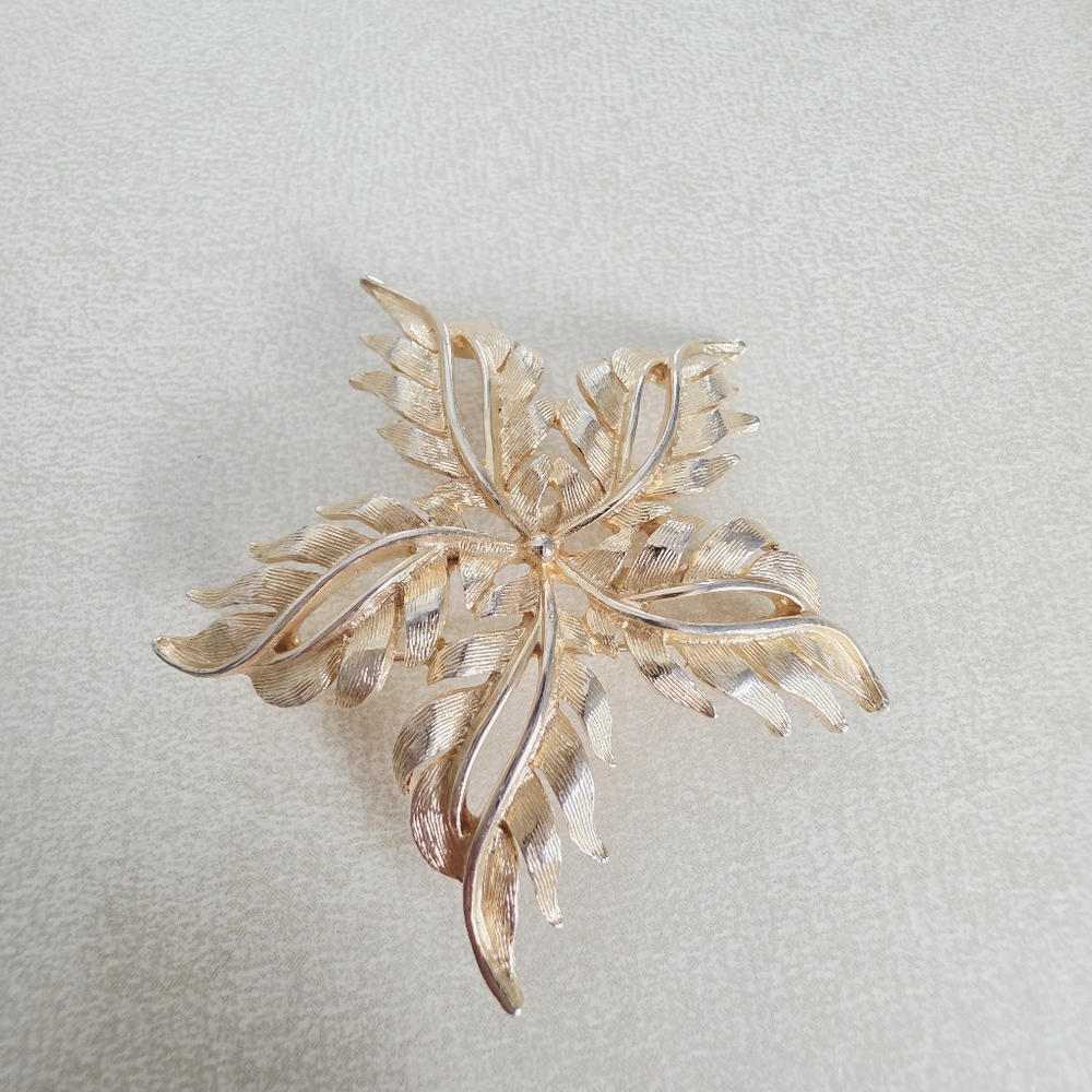 Vintage Torino Star Leaf Gold Tone Brooch